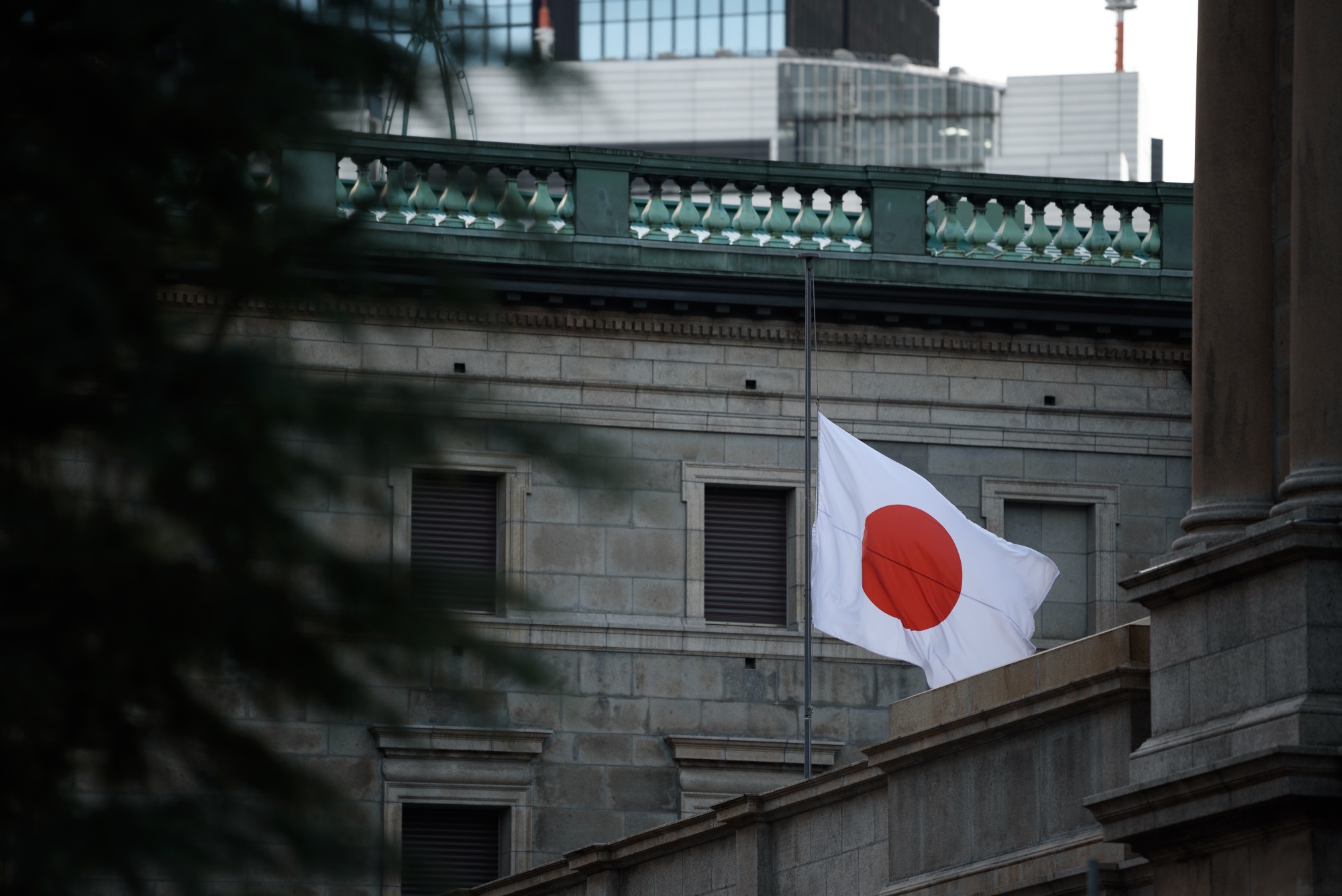 日本央行扰乱市场，银行高管们认为负利率仍将持续