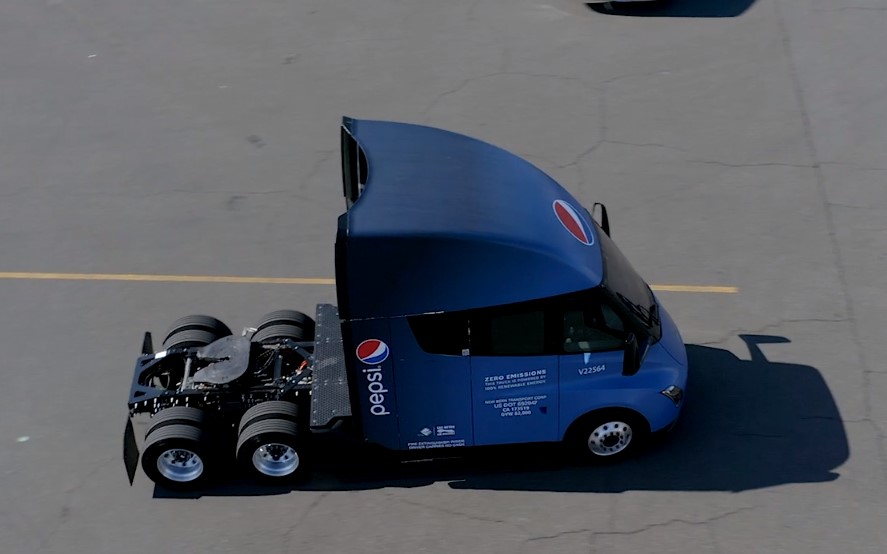 作为特斯拉半挂卡车的首个商业车队业主，百事公司利用特斯拉半挂卡车在每天不到100英里的范围内进行饮料配送