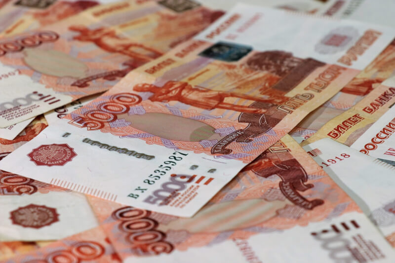 量化宽松尾声！俄罗斯央行关键利率下调至7.5%  “便宜贷款限制经济衰退”