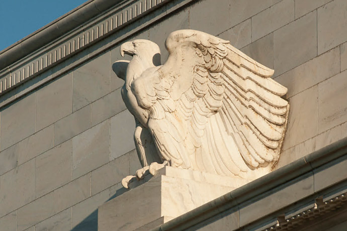 美联储官员强调通胀压力高位持续，严守口风，暗示政策利率或将保持稳定