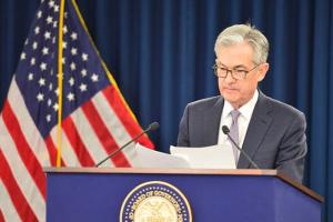 重拳出击！美联储公布严格的交易新规 禁止官员交易股票、债券、外汇以及加密货币等一系列资产