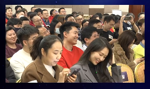 程前身穿红衣现身360公司，听周鸿祎“讲课”