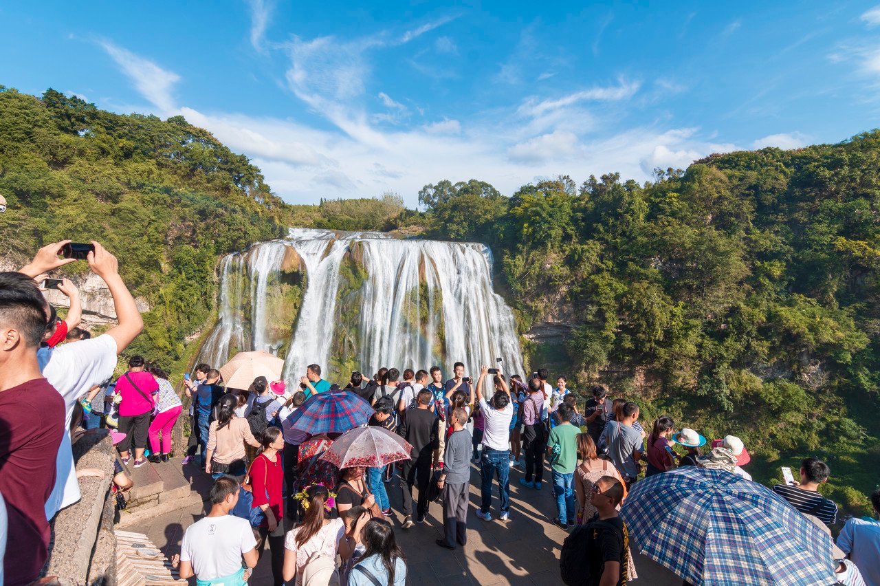 国庆消费热度爆棚！电影票房破10亿，多景区门票售罄