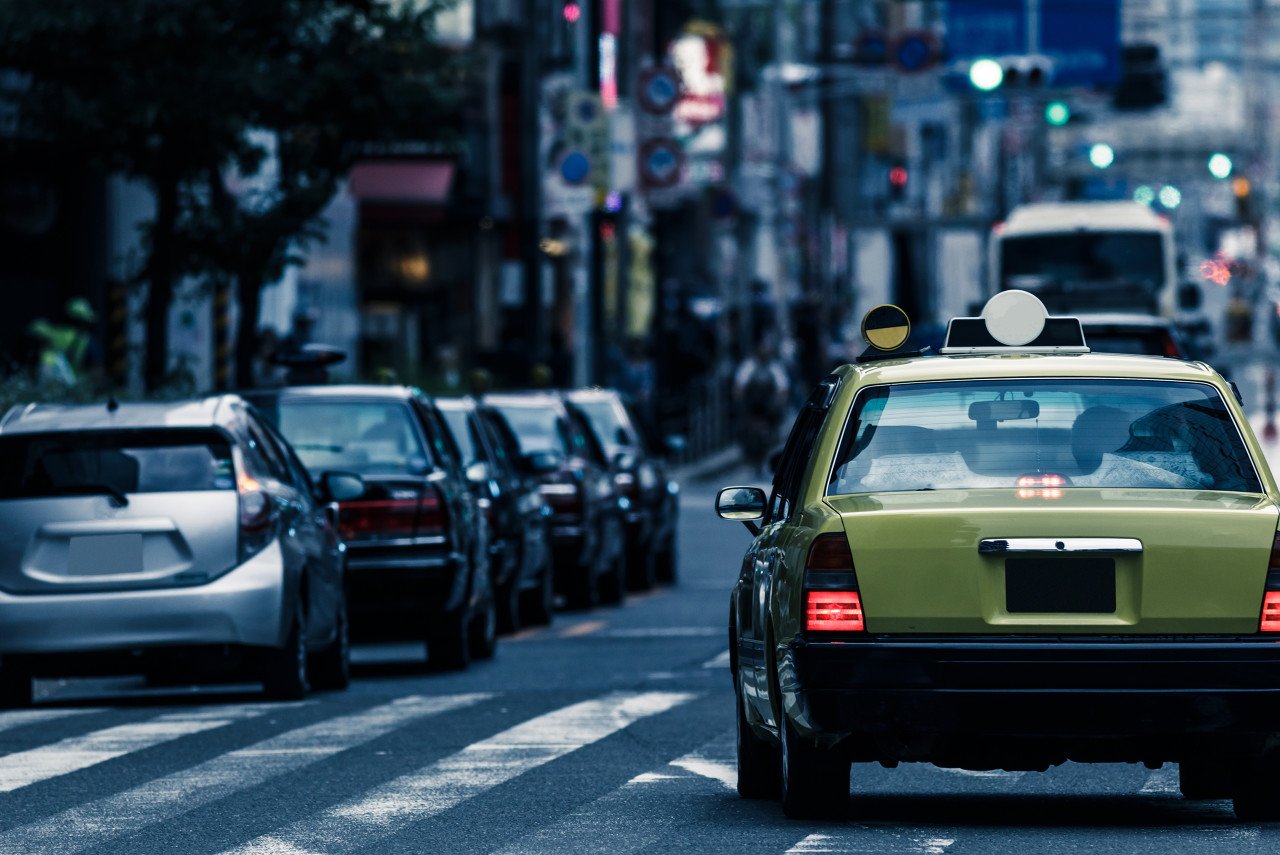 日产业绩暴雷！宣告全球裁员9000人、减产20%，CEO自愿降薪50%