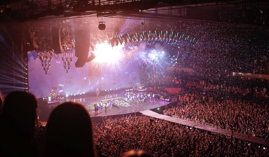 泰勒·斯威夫特的“Eras Tour”突破纪录，全球经济受益：演唱会带动20亿美元收入和全球消费增长