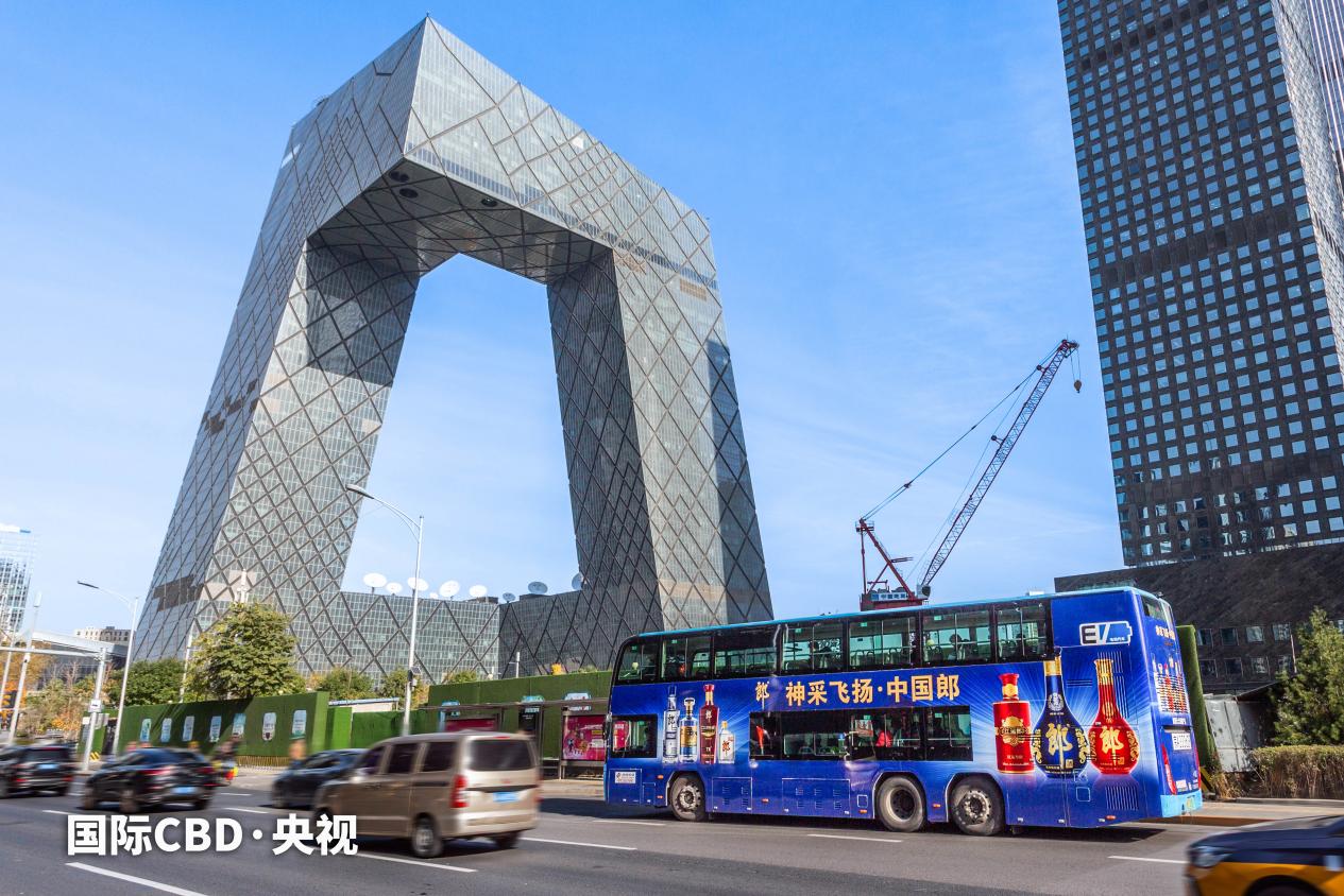 百辆定制版巴士在京启动发车，郎酒掀起“地对空”年末营销热浪