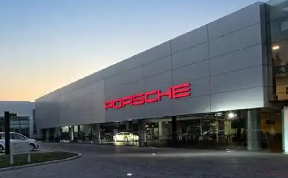 豪车卖不动了？保时捷中国被曝裁员赔偿N+6，Taycan销量腰斩，曾传出女销售一年卖出170辆车年薪300万