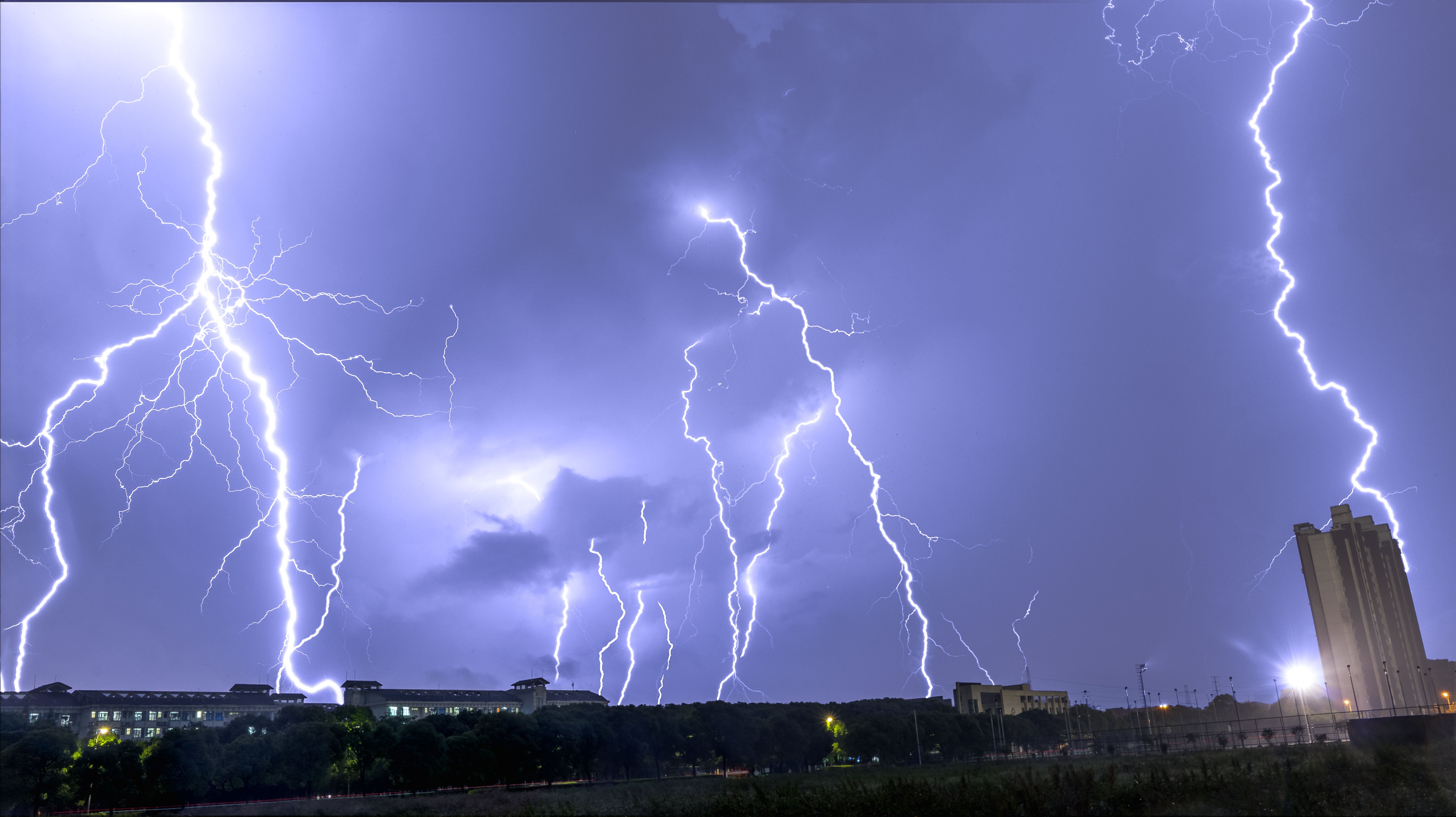 突然变脸！6倍大牛股面临流动性危机，股价连续跌停