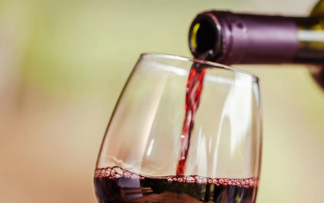 法国红酒销量暴跌90%，气候变化、消费趋势变化等因素引发“生存危机”