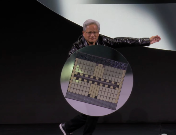 速览黄仁勋CES演讲！拿着芯片样品“耍宝”，发布50系列显卡、Project Digits、Cosmos，