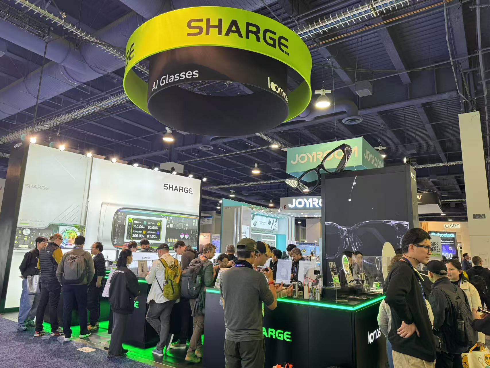 闪极亮相CES 2025展会，发布海外新品牌loomos及loomos AI 眼镜