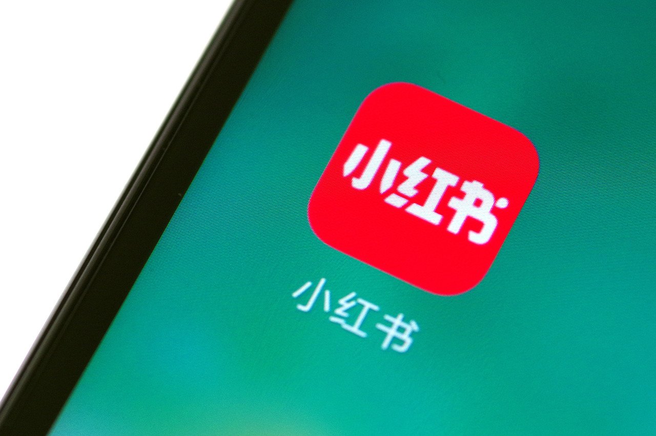 概念股遭引爆！“TikTok难民”疯狂涌入，泼天流量突袭小红书