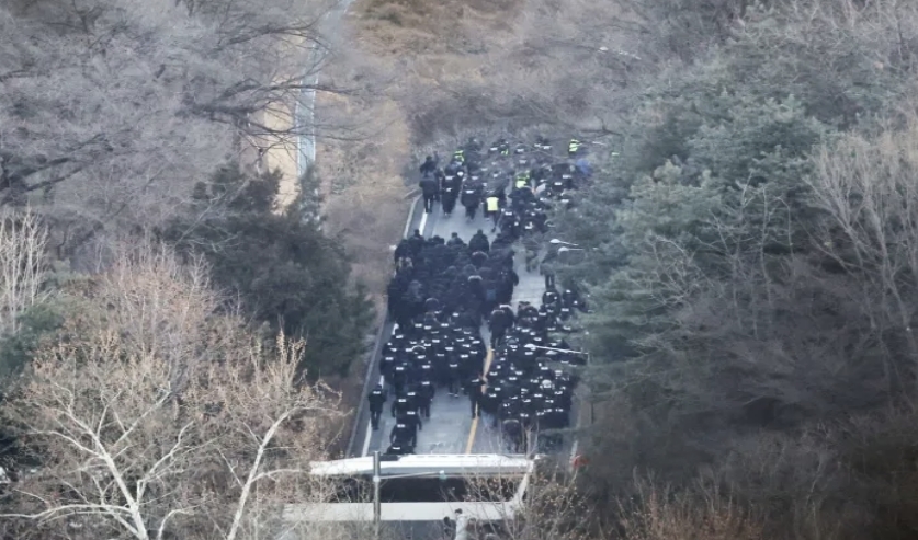 韩国总统尹锡悦因短暂戒严令被捕，创下韩国历史首次在任总统被拘记录