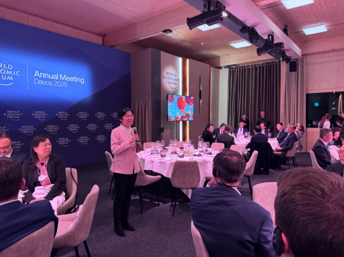 达沃斯中国夜，茅台红丝带为引，看传统产业在智能化时代的变与不变