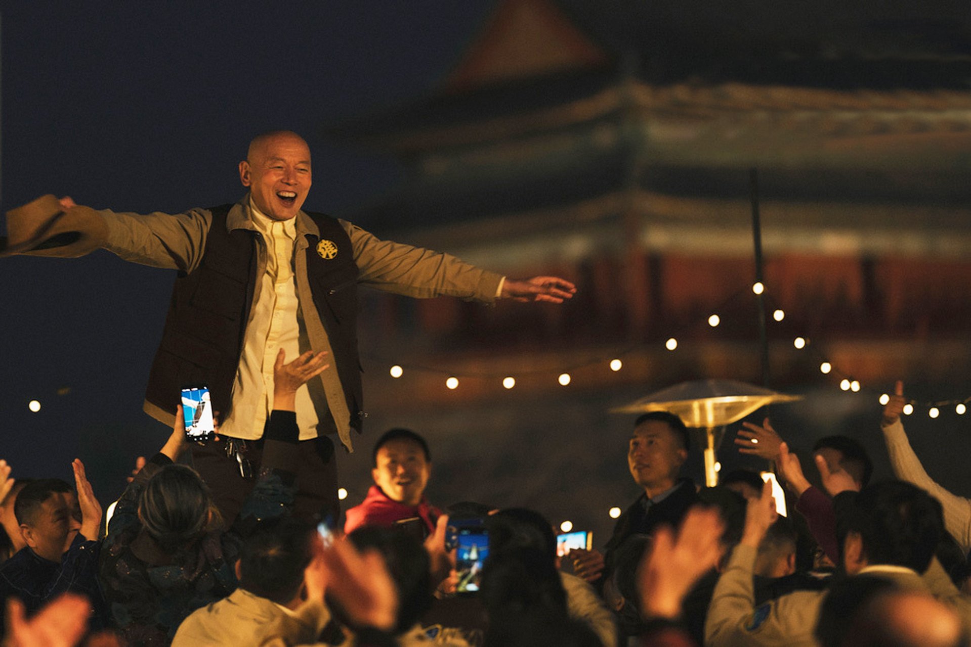 彻底爆了！资金疯狂抱团