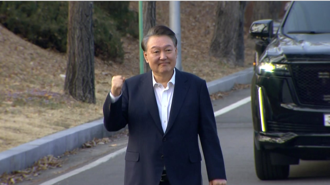 被捕52天，韩国总统尹锡悦出狱，朝野两大党表态！