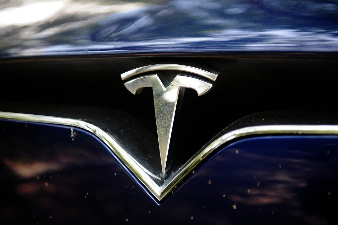 马斯克遭遇“黑色星期一”：特斯拉暴跌，X被围攻……