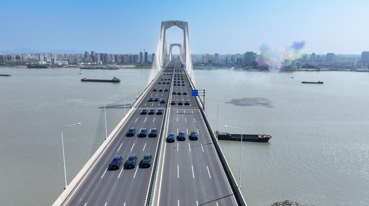 技术奇瑞的“长江答卷”：百车智驾致敬建厂28年