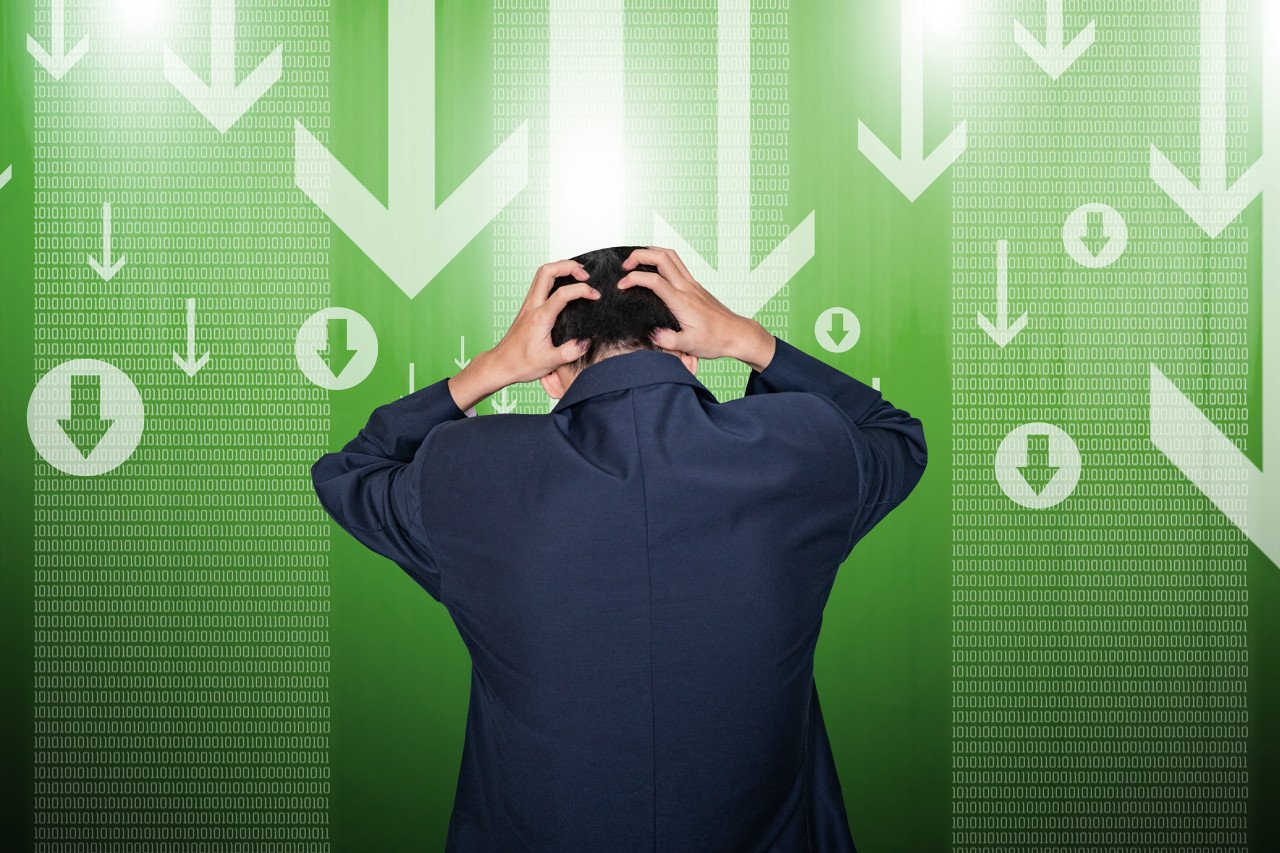 发生了什么？百亿黄金概念股主动申请退市，董事长又请辞