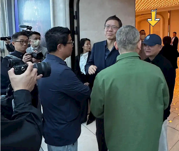 马云在港出席艺术活动，与邓文迪、章泽天、郑志刚、王中军等名流聚首