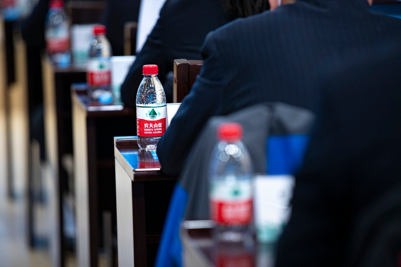 当网络暴力翻箱倒柜，农夫山泉依旧交出了这份答案