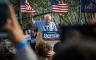民主党迷糊之际，桑德斯在路上的“反对寡头政治”运动势头正盛，但美国人是否接受“全民医保”等主张存疑