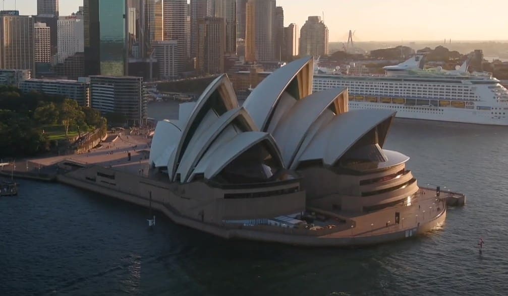 澳大利亚S&P/ASX 200指数早盘涨0.3%至7668.10点，市场情绪谨慎回暖