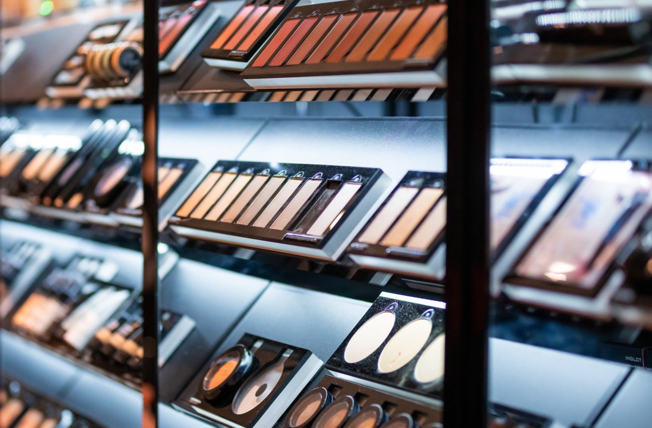 消费大涨潮下，显著掉队的大白马