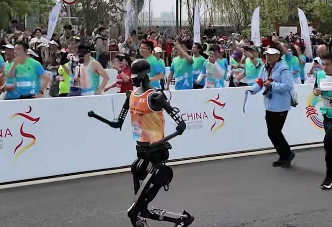 全球首个机器人马拉松！天工Ultra夺冠，还有卖萌、鬼畜机器人登场