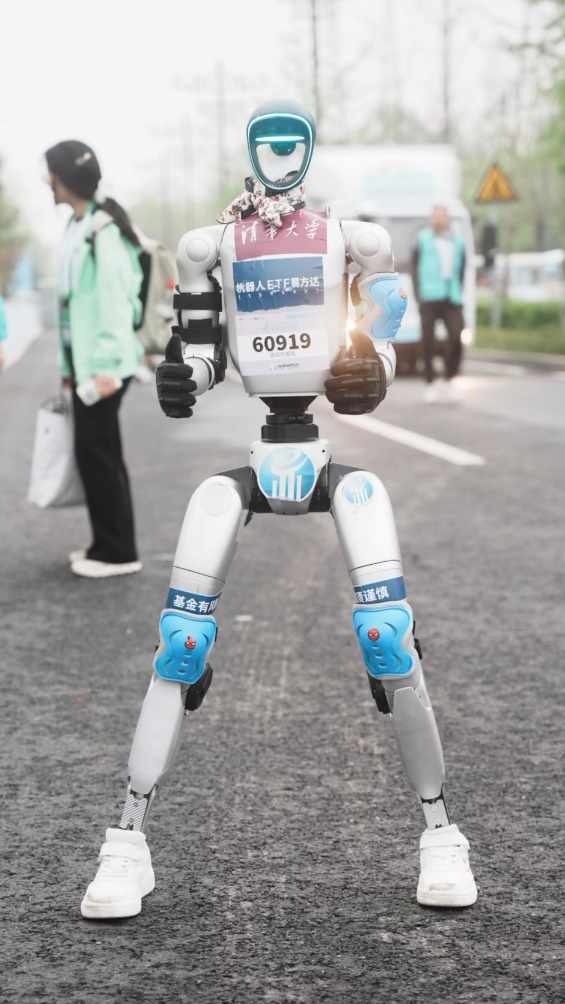 全球首场“人机共跑” 机器人ETF易方达（159530）携手人形机器人“出战”半马