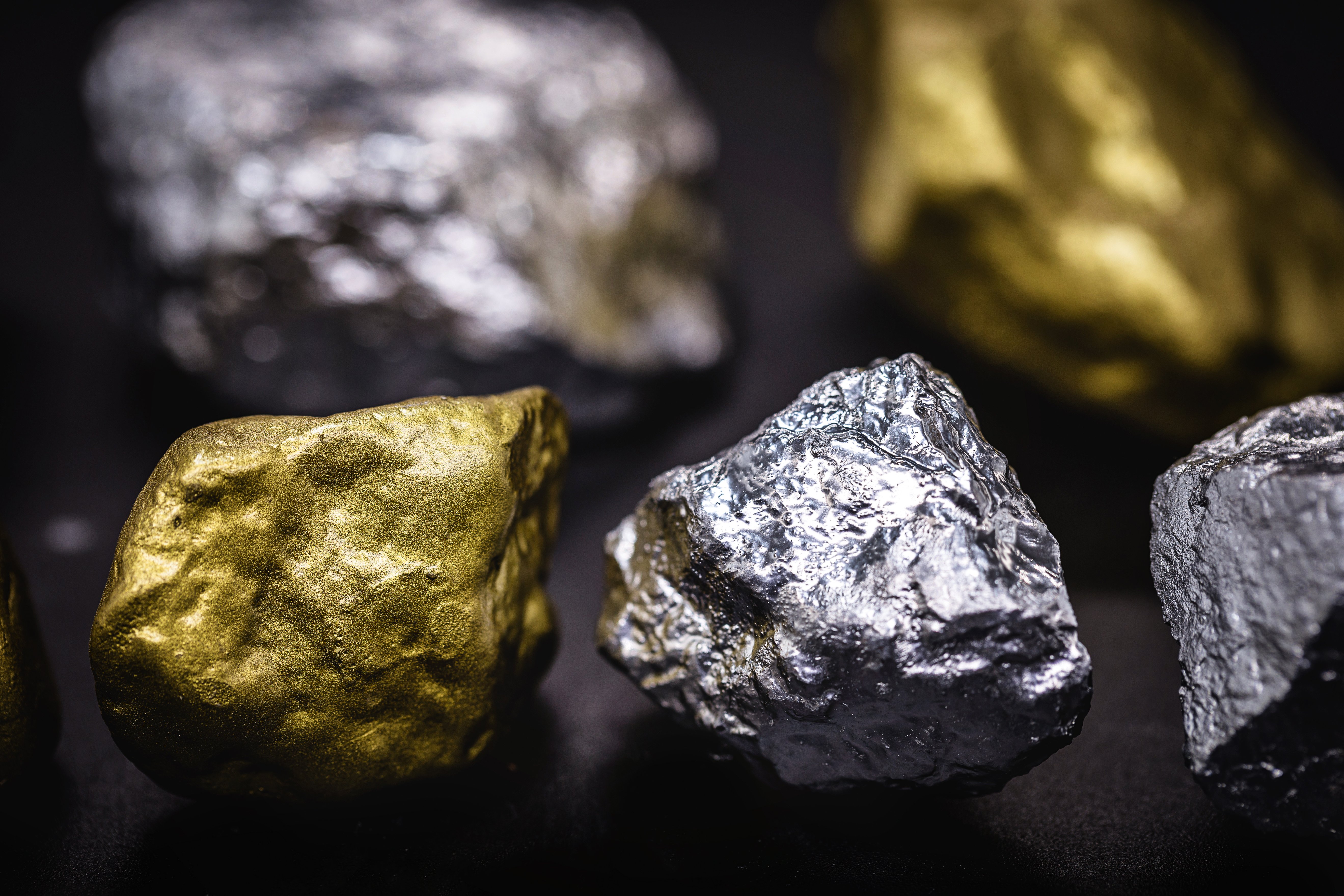 黄金疯了，白银呢？