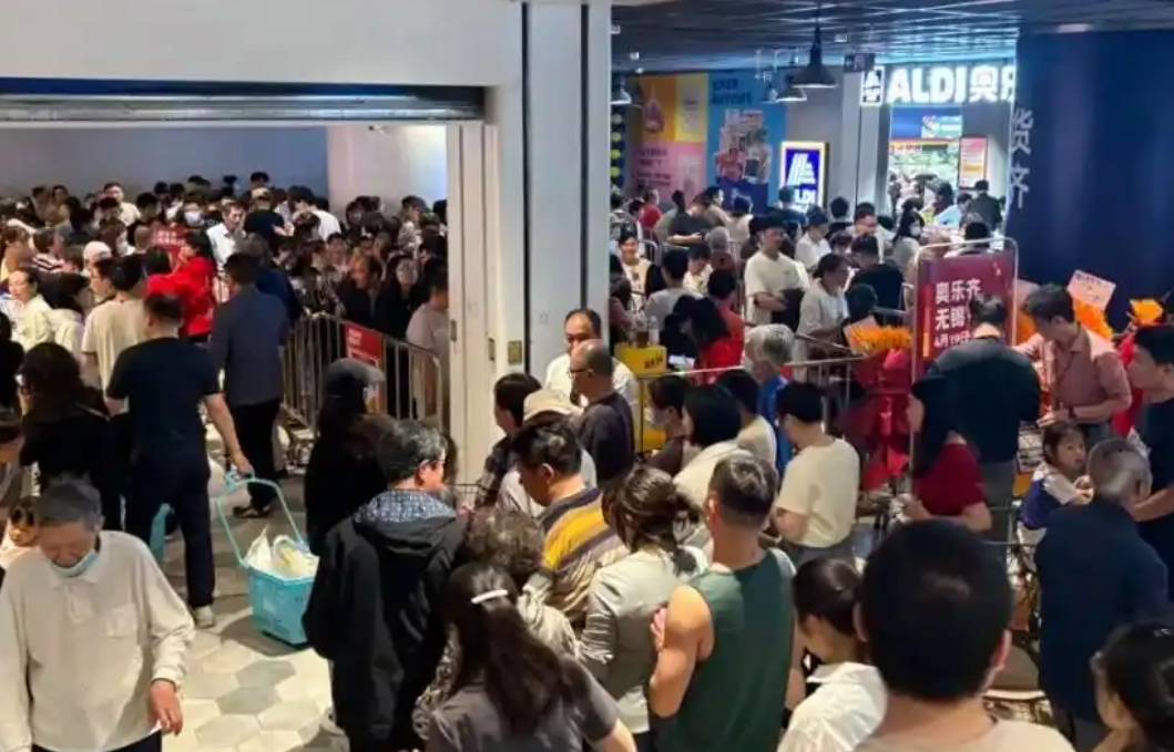 超市成热门“景点”！五一最火穷鬼超市奥乐齐被3万人搬空货架，胖东来加持许昌成最火旅游小城