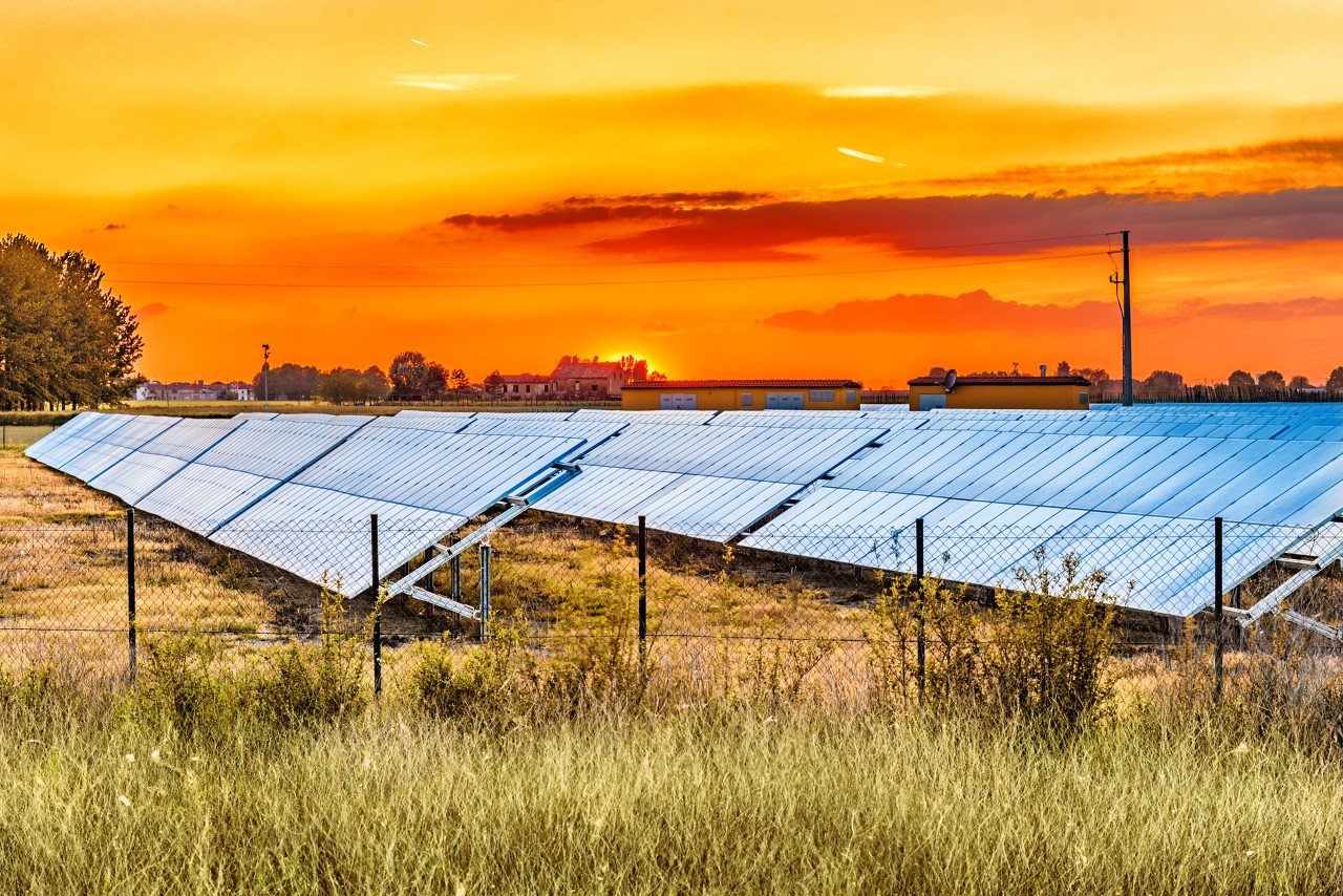 新能源赛道涨势起，光伏修复行情来了？800亿龙头盘中飙停！