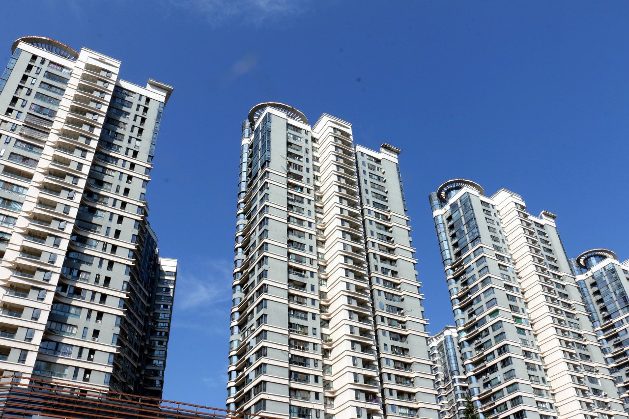 4月70城房价出炉！上海、大连环比涨0.5%领跑，各线城市同比降幅收窄