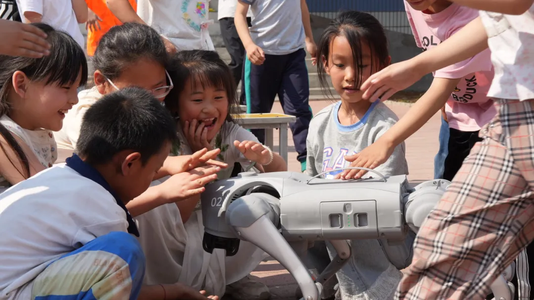 当机器狗在大山深处跳起“圆圈舞”——渤海信托科技公益行走进井陉县冶里小学