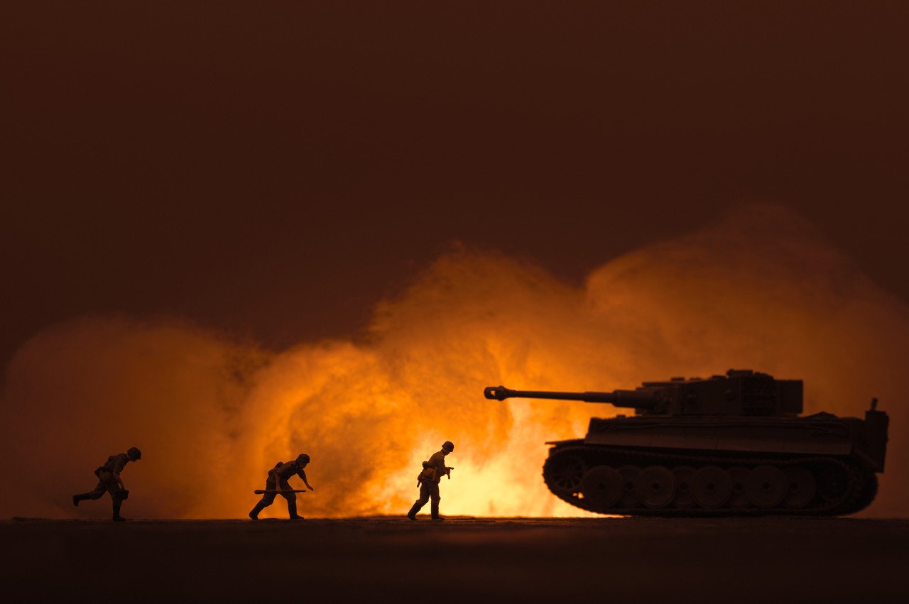 新一轮互袭发动！伊朗能源设施首次遭袭，原定周日的美伊核谈判取消