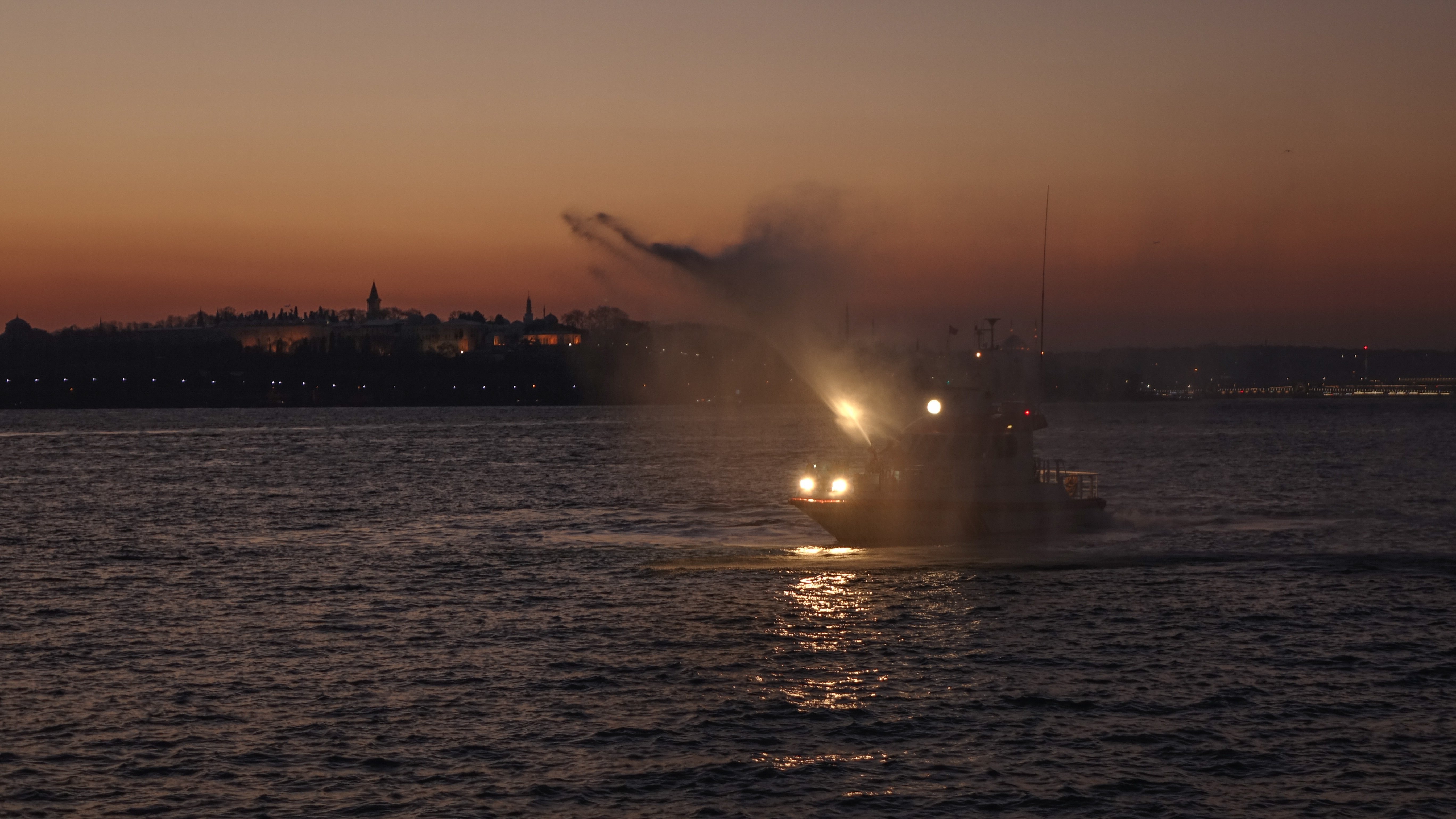 三艘油轮起火，霍尔木兹海峡危机再起！油气股狂飙