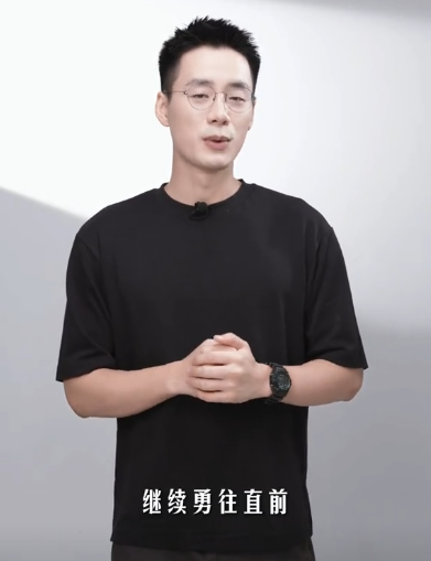 东方甄选主播顿顿离职！曾因公司推掉他的综艺邀约惹争议，被称为下一个董宇辉