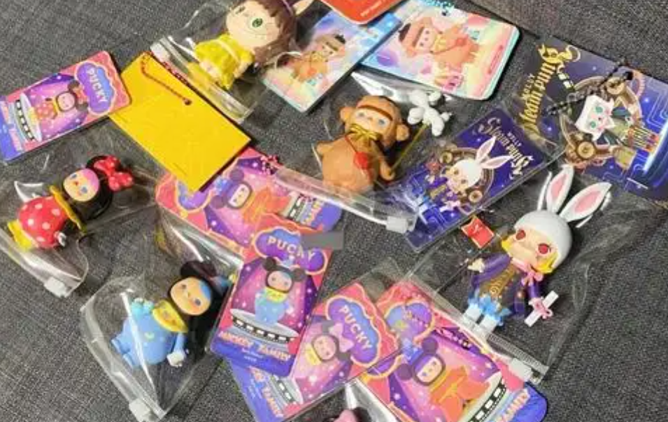 官媒发声剑指盲卡盲盒乱象！布鲁可一波跌去26%，泡泡玛特放大招，黄牛单日亏损数万，谷子经济火箭式爆发近尾声