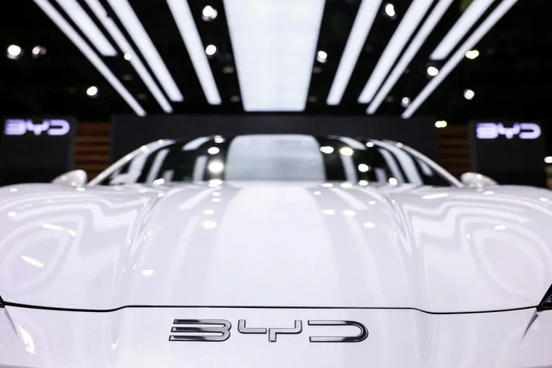 比亚迪席卷欧洲：海豚Surf领衔，低价与高管挖角并举，挑战传统巨头