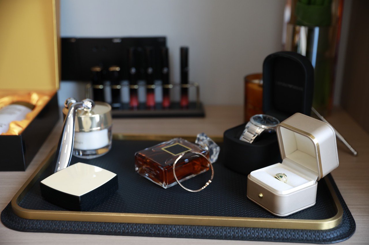 香港新股火爆！周六福、颖通控股等消费公司都招股中，怎么看？