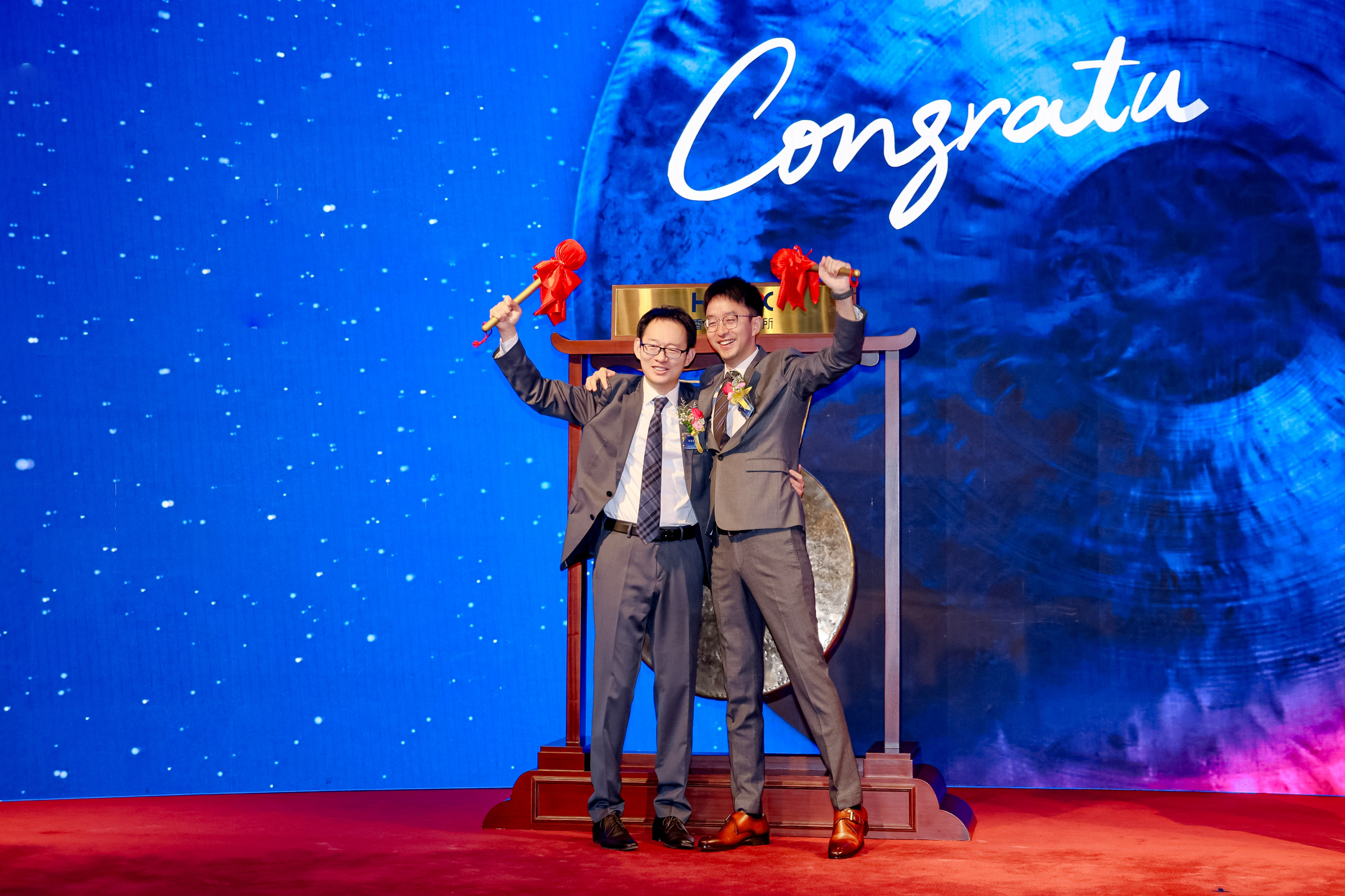 曹操出行今日在港上市，成为港股最大科技出行平台