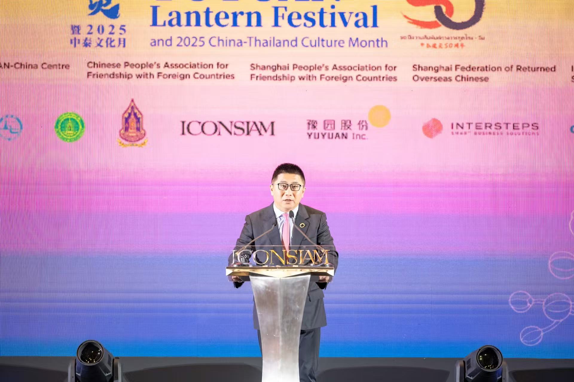 泰国豫园灯会正式亮灯，湄南河夜空闪耀中泰友谊之光