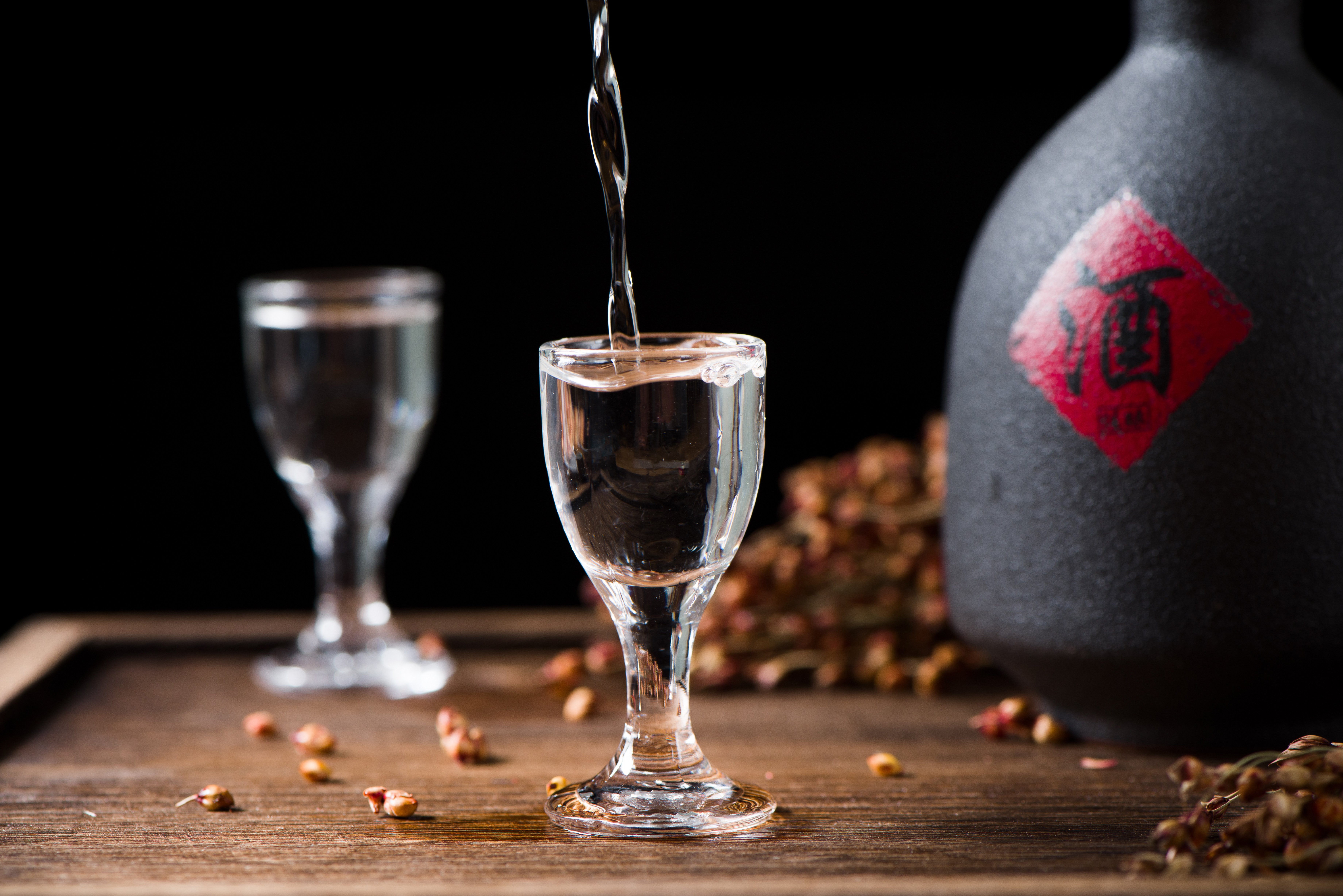 白酒行业首份半年报出炉！水井坊净利润下滑57%、深陷“量升价跌”困局