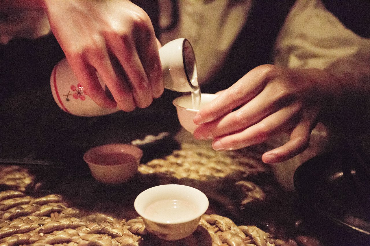 行业寒冬？白酒股惨遭“业绩杀”，多家酒企净利腰斩