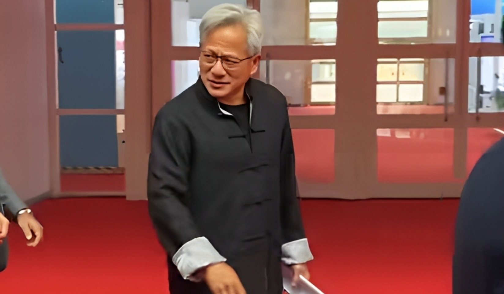 穿唐装、飙中文！黄仁勋高调“示爱”中国，AI产业链兴奋了！
