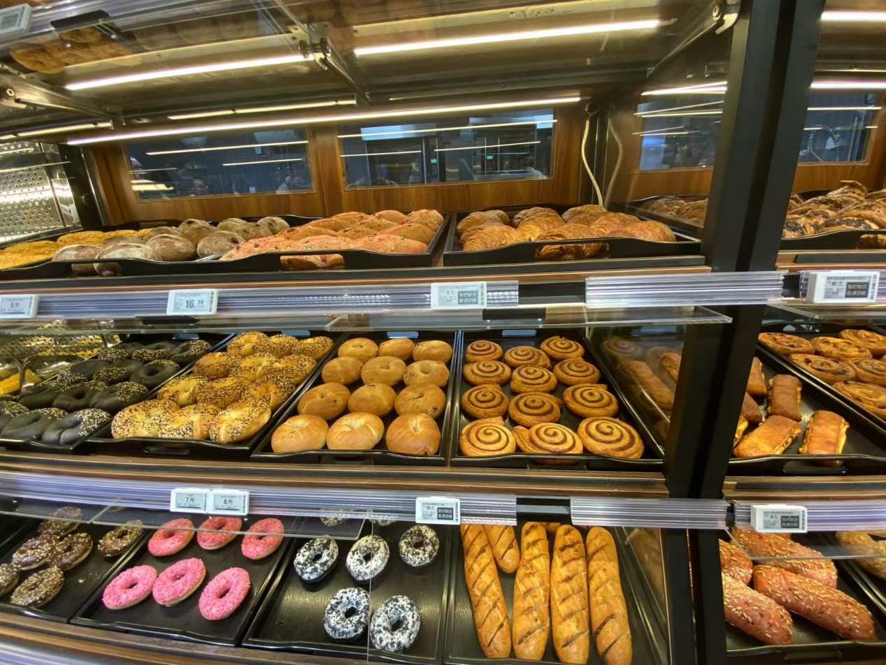 油亮亮的猪蹄、热辣奔放的小龙虾、黄油香酥皮可颂…“物美超值”——我的深夜食堂首选