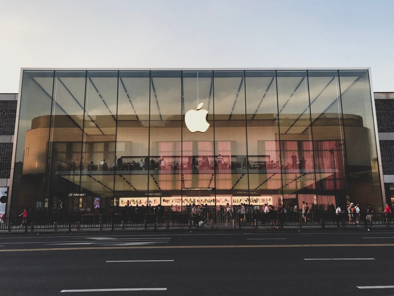 苹果加码“讨好”特朗普！官宣“美国制造计划”，再砸1000亿美元