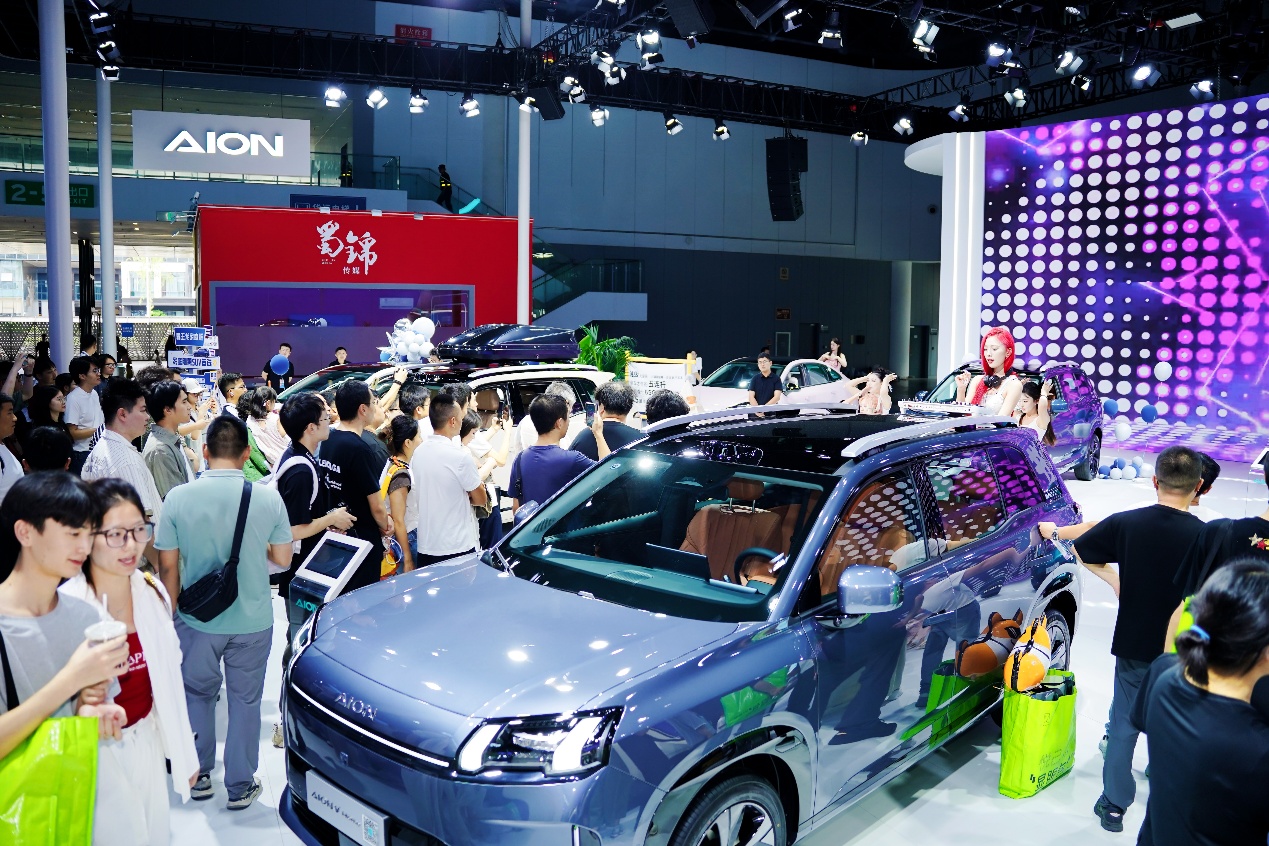 霸王龙家庭版降价增配，埃安展台稳居成都车展热度前三