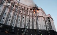 特朗普斡旋之际，俄罗斯再度发动大规模空袭，基辅的乌克兰政府大楼首次被击中